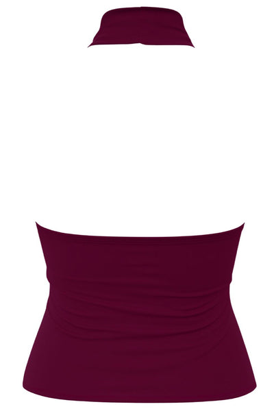 Top halter corto de fit ajustado, sin mangas, cuello halter fluido con plisados y escote en espalda. Detalle de bajo diagonal asimétrico.