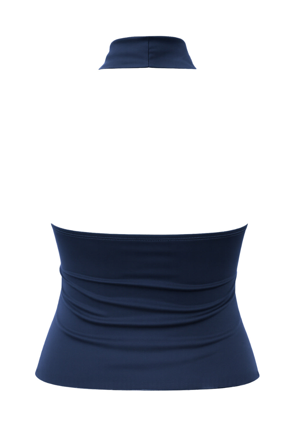 Top halter corto de fit ajustado, sin mangas, cuello halter fluido con plisados y escote en espalda. Detalle de bajo diagonal asimétrico.