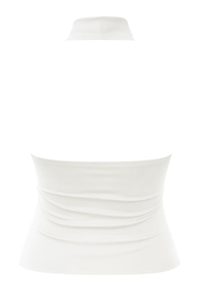 Top halter corto de fit ajustado, sin mangas, cuello halter fluido con plisados y escote en espalda. Detalle de bajo diagonal asimétrico.