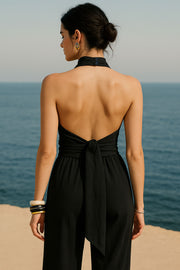 Top halter de fit fluido, escote en espalda, nudo amarrable posterior, cierre con botón y ojal.