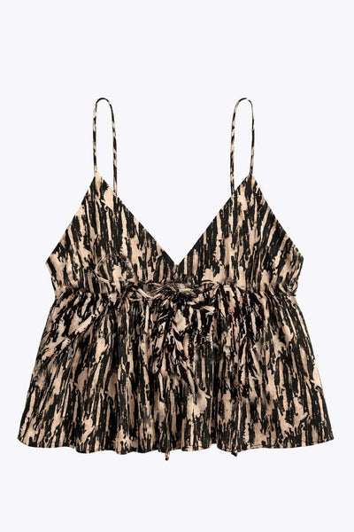 Top corto estampado, de tirantes delgados con jareta ajustable posterior, escote v con cortes, olanes decorativos frontales, peplum en bajo y rib elástico posterior.