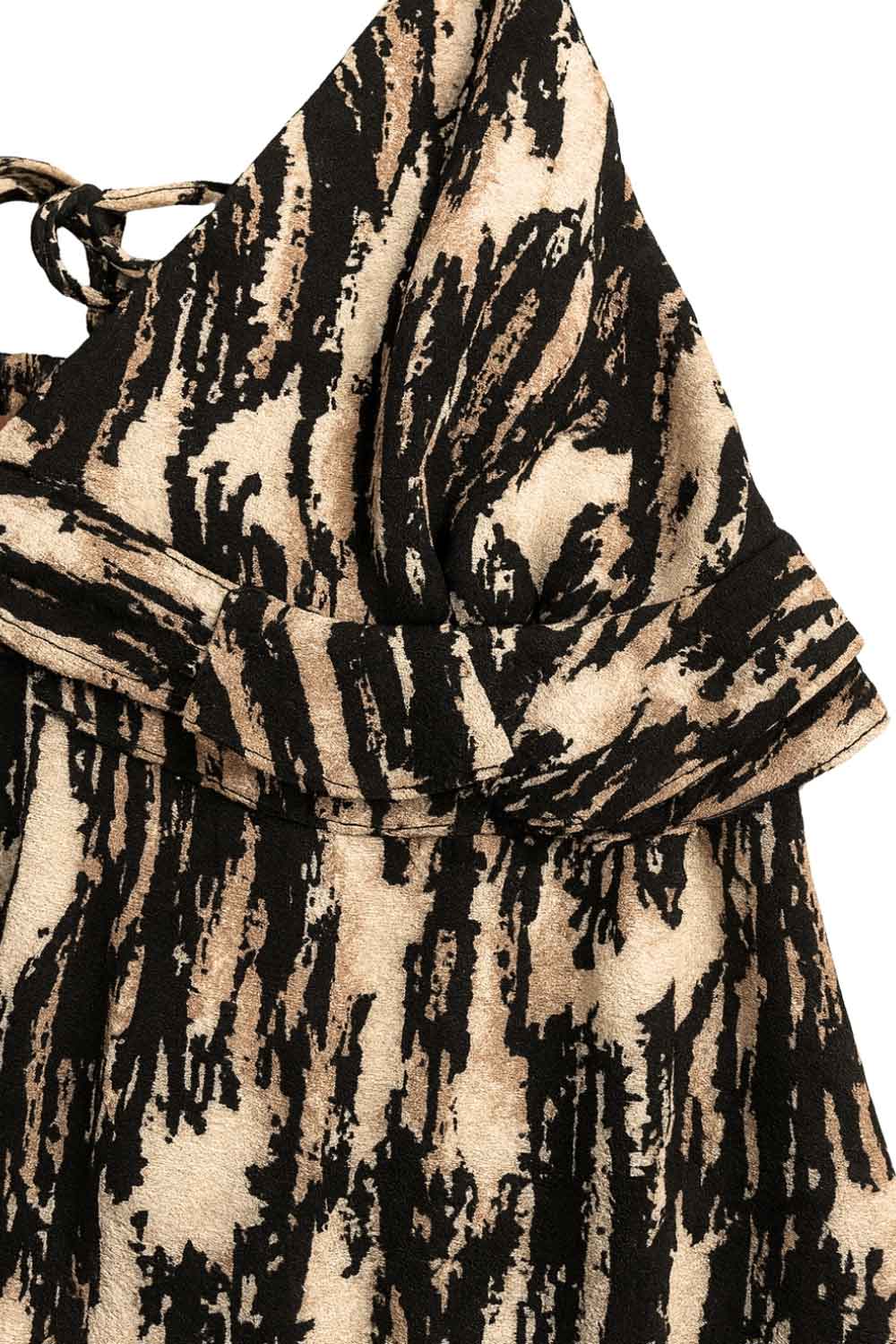 Top corto estampado, de tirantes delgados con jareta ajustable posterior, escote v con cortes, olanes decorativos frontales, peplum en bajo y rib elástico posterior.