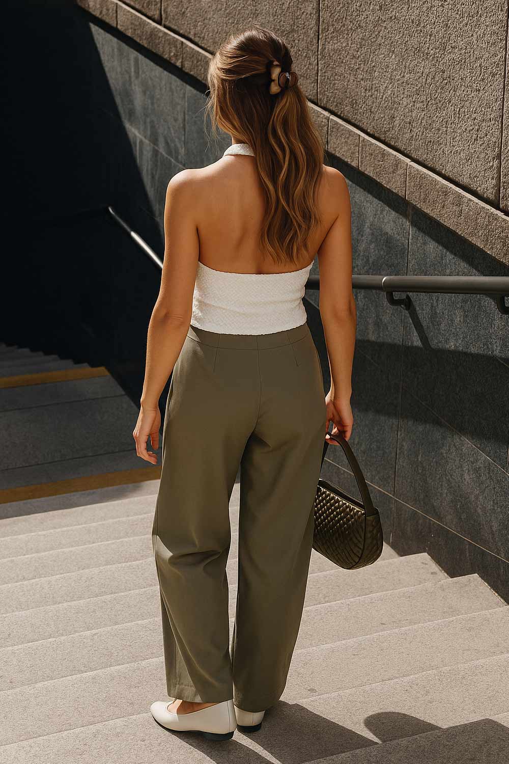 Top corto de cuello halter con escote v y cortes frontales, fit ajustado, escote en espalda y detalle de textura en tejido.