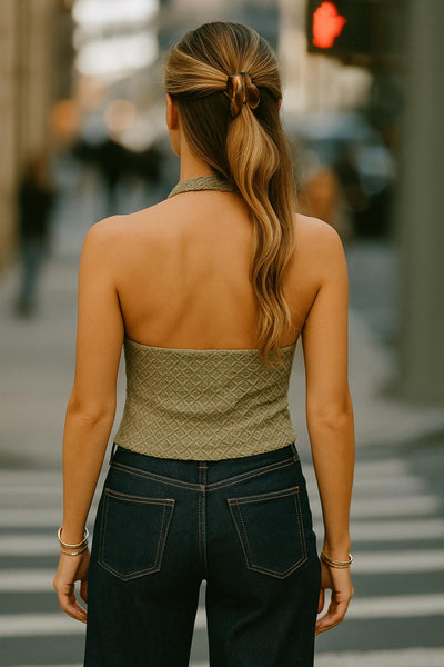 Top corto de cuello halter con escote v y cortes frontales, fit ajustado, escote en espalda y detalle de textura en tejido.