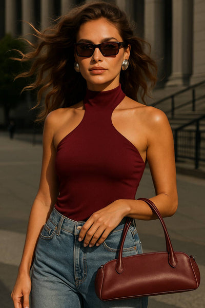 Top halter de fit ajustado, sin mangas, cuello alto, escote en espalda, cierre posterior con botón y ojal.