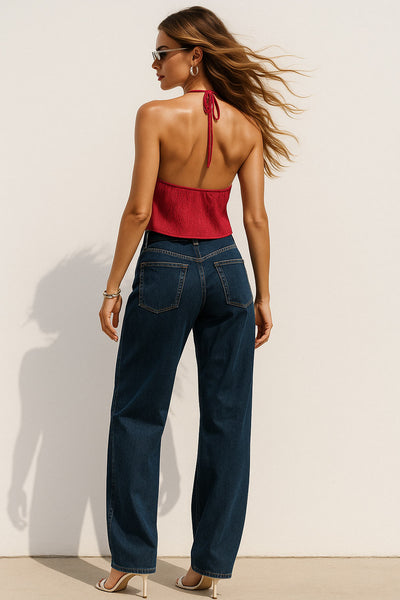 Top corto halter de escote v con lazo amarrable frontal, rib elástico en espalda, tirantes halter con lazo amarrable posterior y abertura frontal en bajo. Detalle de peplum olanes y textura en tejido.