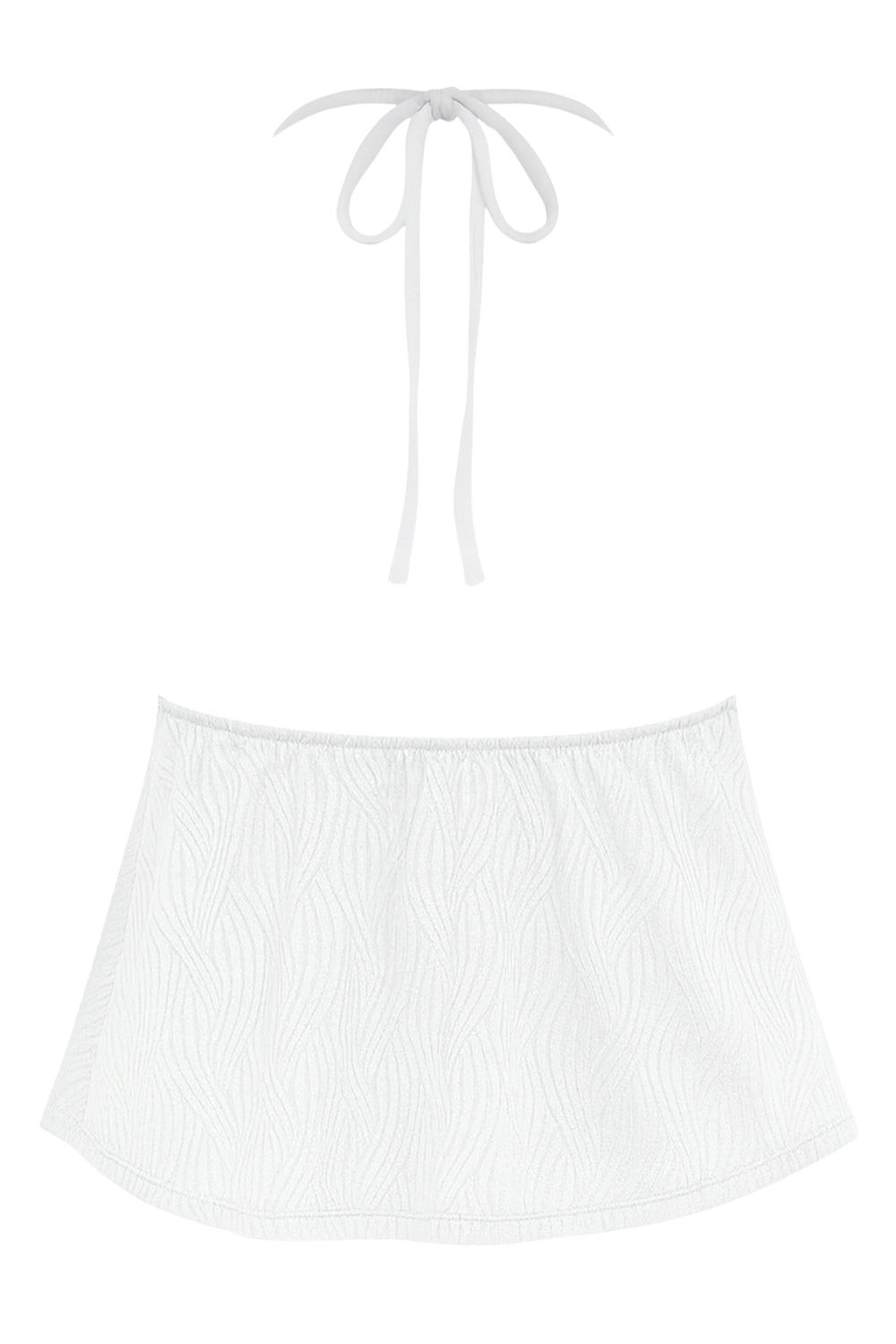 Top corto halter de escote v con lazo amarrable frontal, rib elástico en espalda, tirantes halter con lazo amarrable posterior y abertura frontal en bajo. Detalle de peplum olanes y textura en tejido.