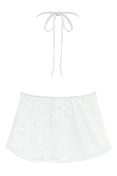 Top corto halter de escote v con lazo amarrable frontal, rib elástico en espalda, tirantes halter con lazo amarrable posterior y abertura frontal en bajo. Detalle de peplum olanes y textura en tejido.