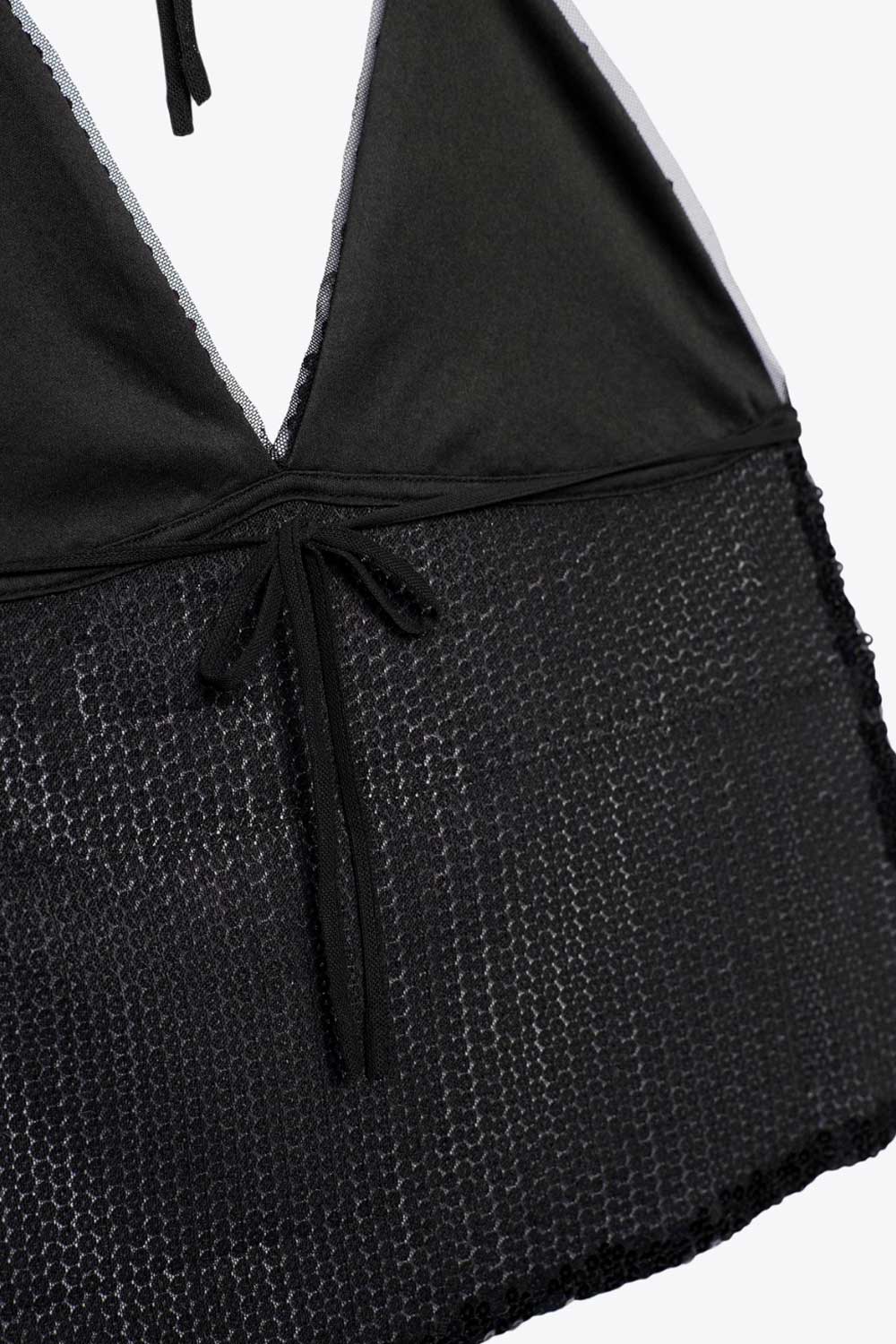 Top corto de lentejuela, fit fluido, escote v y cuello halter con lazo amarrable posterior.