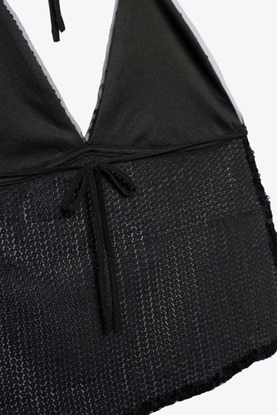 Top corto de lentejuela, fit fluido, escote v y cuello halter con lazo amarrable posterior.