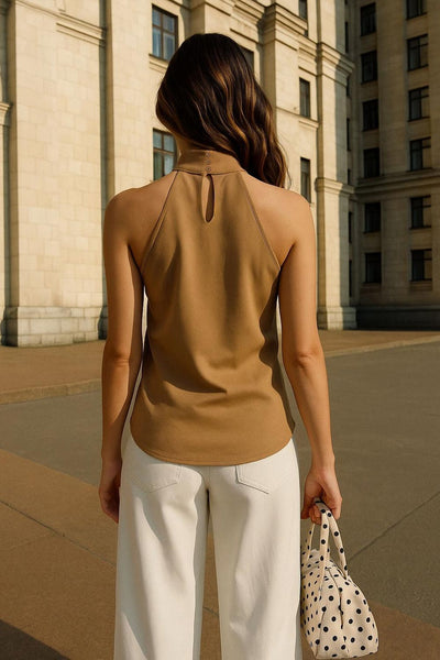 Top halter de cuello alto fluido, sin mangas, fit recto, cierre posterior con botones y ojales.