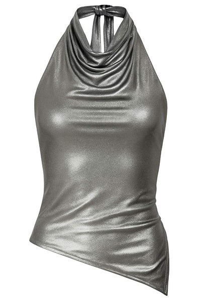 Top metálico de cuello halter con lazo amarrable posterior, escote fluido, fit recto, sin mangas y escote en espalda. Detalle de bajo diagonal asimétrico.