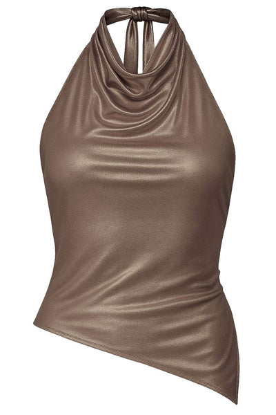 Top metálico de cuello halter con lazo amarrable posterior, escote fluido, fit recto, sin mangas y escote en espalda. Detalle de bajo diagonal asimétrico.