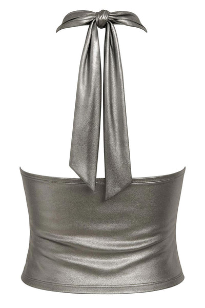 Top metálico de cuello halter con lazo amarrable posterior, escote fluido, fit recto, sin mangas y escote en espalda. Detalle de bajo diagonal asimétrico.