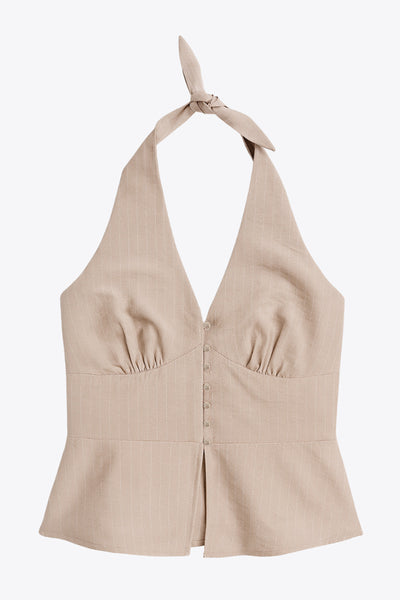 Top corto de estampado rayas, cuello halter con nudo amarrable posterior, escote v con cortes y plisados decorativos frontales, fit ajustado, escote en espalda con fruncido posterior, cierre frontal con hilera de botones y abertura en bajo.