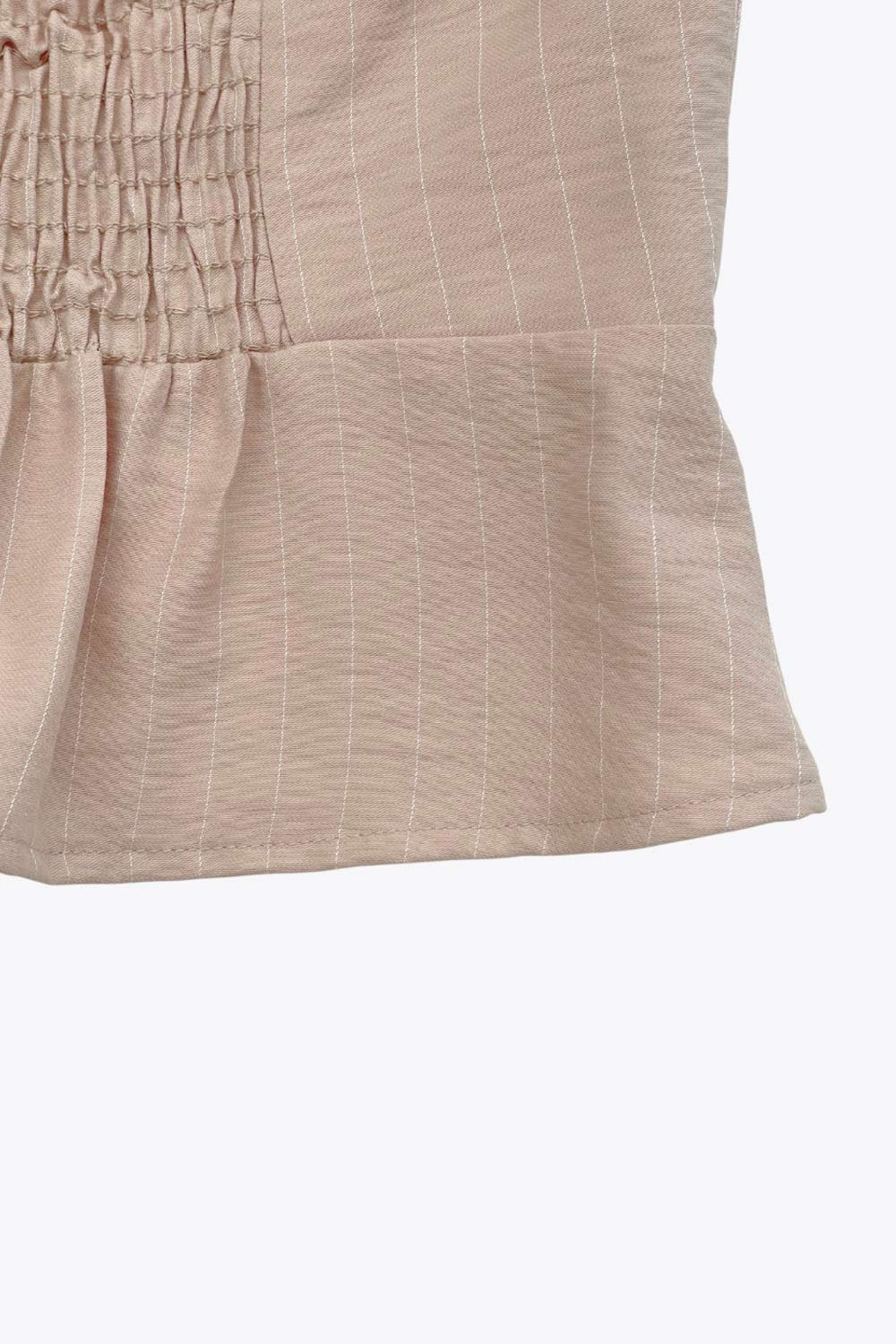 Top corto de estampado rayas, cuello halter con nudo amarrable posterior, escote v con cortes y plisados decorativos frontales, fit ajustado, escote en espalda con fruncido posterior, cierre frontal con hilera de botones y abertura en bajo.