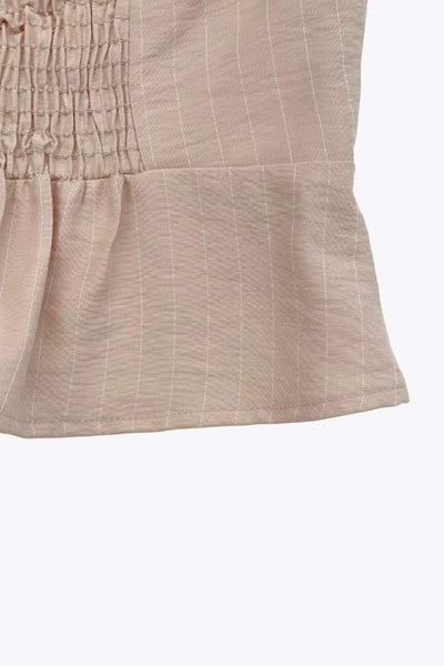 Top corto de estampado rayas, cuello halter con nudo amarrable posterior, escote v con cortes y plisados decorativos frontales, fit ajustado, escote en espalda con fruncido posterior, cierre frontal con hilera de botones y abertura en bajo.