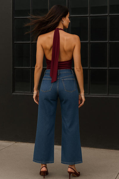 Top corto halter de fit ajustado, escote v cruzado con cortes, plisados decorativos y lazo amarrable posterior.