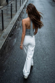 Top corto halter de fit ajustado, escote v cruzado con cortes, plisados decorativos y lazo amarrable posterior.