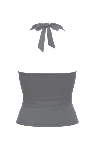 Top corto halter de fit ajustado, escote v cruzado con cortes, plisados decorativos y lazo amarrable posterior.