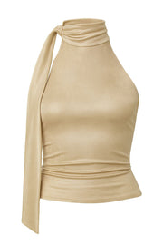 Top metálico de fit ajustado, sin mangas, escote en espalda, cuello halter con plisados y nudo amarrable.