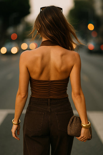 Top halter de gamuza, fit ajustado, cuello alto fluido, sin mangas, plisados y escote en espalda.