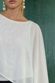 Top de fit ajustado sin mangas, con capa de mesh con bajo asimétrico y cuello redondo.
