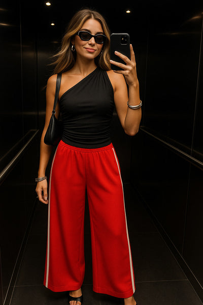 Top asimétrico de fit ajustado, un hombro con plisados, escote diagonal y plisados decorativos laterales.