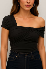 Top de fit ajustado, manga corta, escote asimétrico con hombro descubierto y detalle decorativo frontal con plisados.