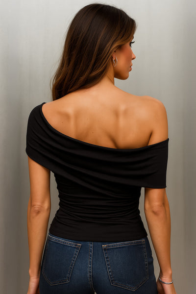 Top de fit ajustado, manga corta, escote asimétrico con hombro descubierto y detalle decorativo frontal con plisados.