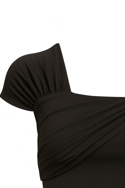 Top de fit ajustado, manga corta, escote asimétrico con hombro descubierto y detalle decorativo frontal con plisados.