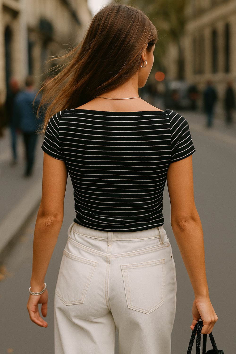 Top básico de fit ajustado, estampado rayas, cuello barco y manga corta.