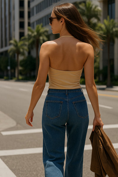 Top corto de cuello halter fluido, sin mangas, fit ajustado y escote en espalda.