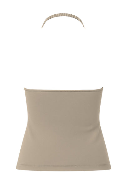 Top corto de cuello halter fluido, sin mangas, fit ajustado y escote en espalda.