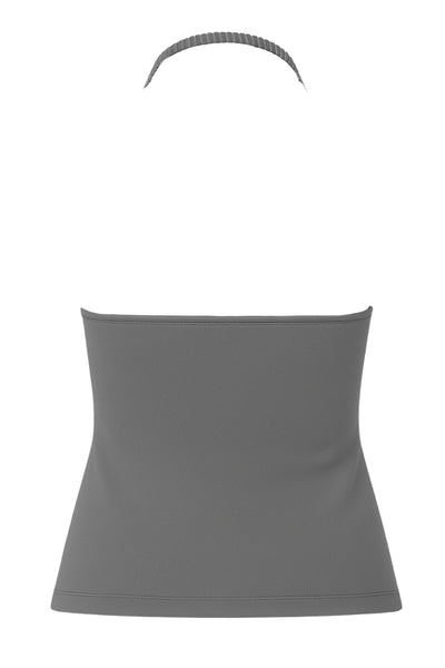 Top corto de cuello halter fluido, sin mangas, fit ajustado y escote en espalda.