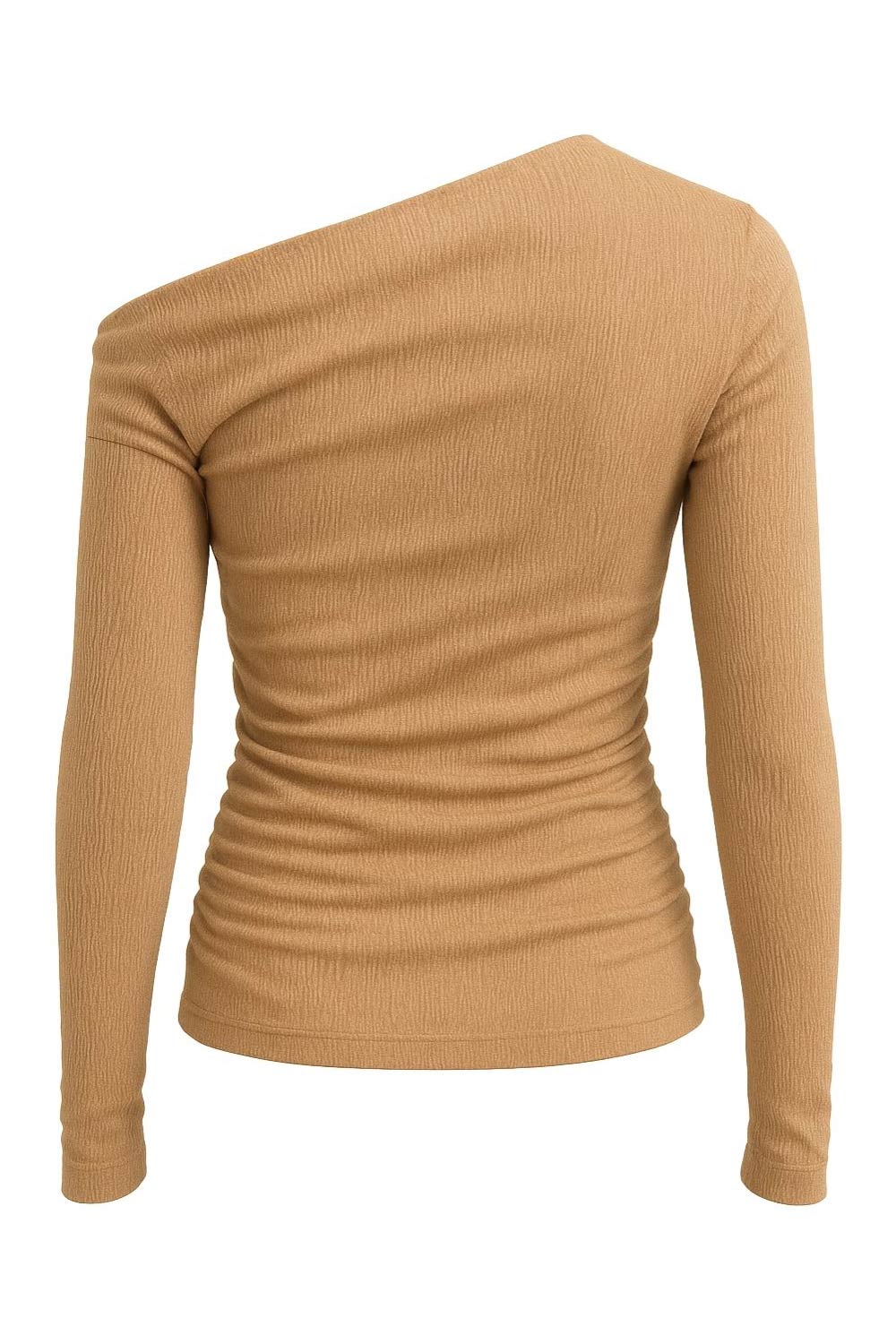 Top asimétrico de fit ajustado, manga larga, cuello diagonal asimétrico con hombro descubierto y plisados laterales. Detalle de textura en tejido.