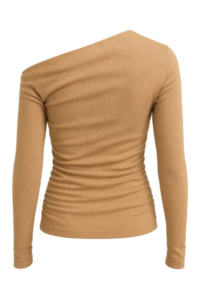 Top asimétrico de fit ajustado, manga larga, cuello diagonal asimétrico con hombro descubierto y plisados laterales. Detalle de textura en tejido.