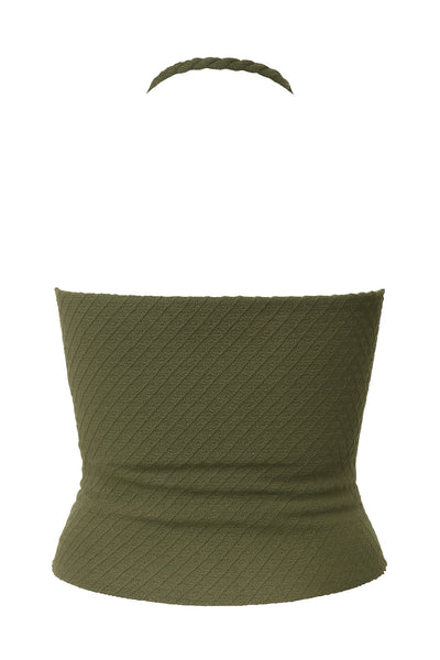 Top corto halter de fit ajustado, cuello fluido, sin mangas, elástico posterior y escote en espalda. Detalle de textura en tejido.