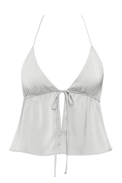 Top corto satinado de escote v con lazo amarrable frontal, rib elástico en espalda, tirantes halter con lazo amarrable posterior y abertura frontal en bajo. Detalle de peplum olanes en bajo.