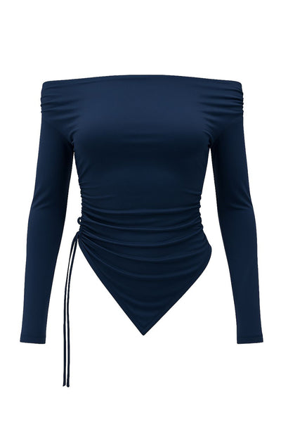 Top de fit ajustado, hombros descubiertos, escote recto, manga larga, plisados en costados y hombros, jareta ajustable lateral y bajo asimétrico.