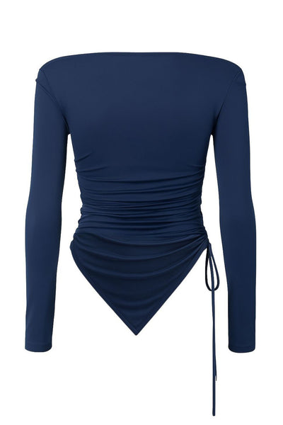 Top de fit ajustado, hombros descubiertos, escote recto, manga larga, plisados en costados y hombros, jareta ajustable lateral y bajo asimétrico.