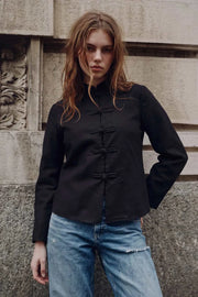 Top blazer corto de lino, manga larga amplia, cuello mao y cierre frontal botones decorativos pankou.