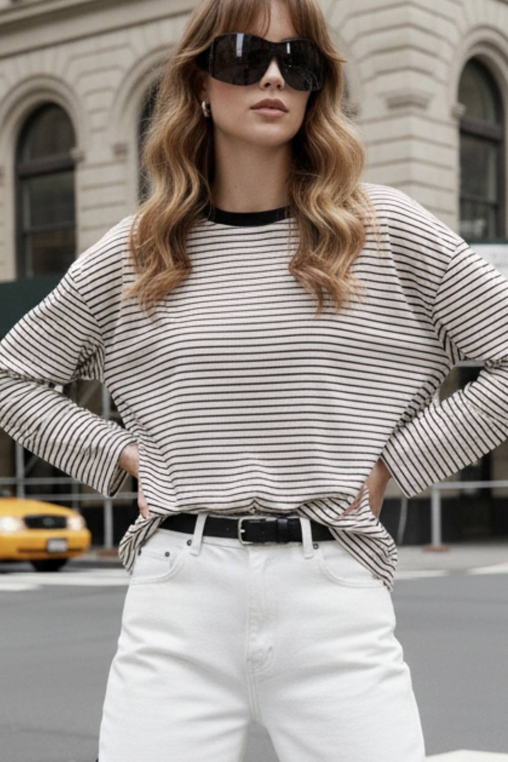 Camiseta de estampado rayas, fit recto, cuello redondo con rib en contraste y manga larga con hombro caído.