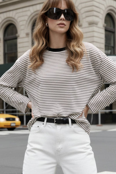 Camiseta de estampado rayas, fit recto, cuello redondo con rib en contraste y manga larga con hombro caído.