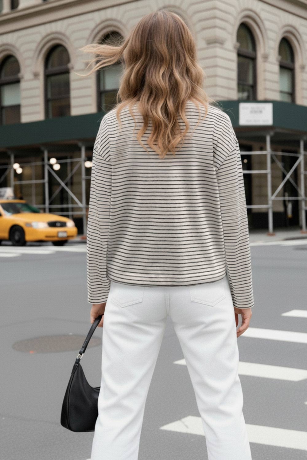 Camiseta de estampado rayas, fit recto, cuello redondo con rib en contraste y manga larga con hombro caído.