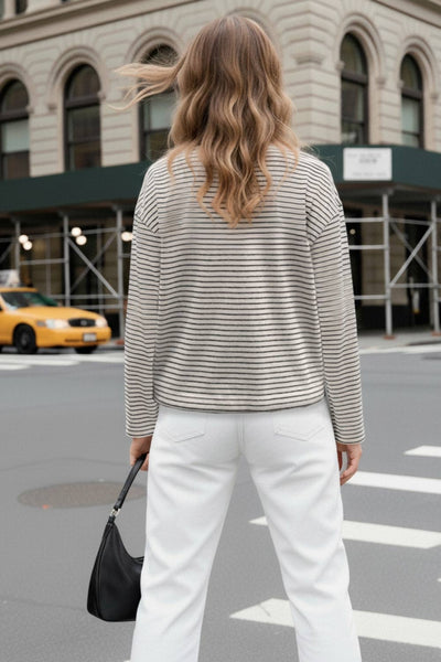 Camiseta de estampado rayas, fit recto, cuello redondo con rib en contraste y manga larga con hombro caído.