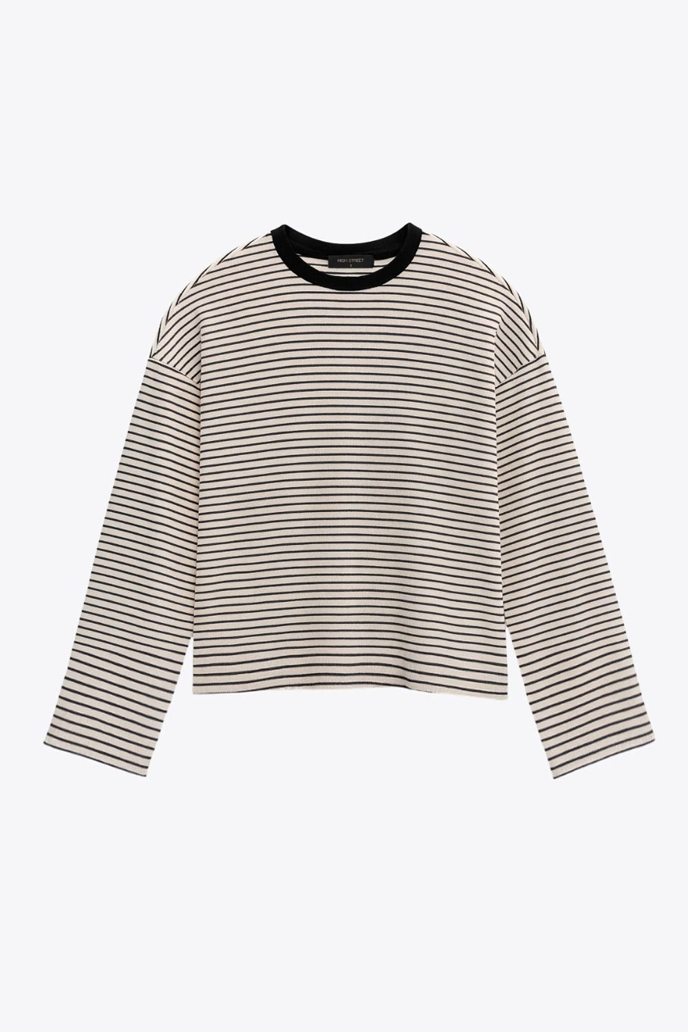 Camiseta de estampado rayas, fit recto, cuello redondo con rib en contraste y manga larga con hombro caído.