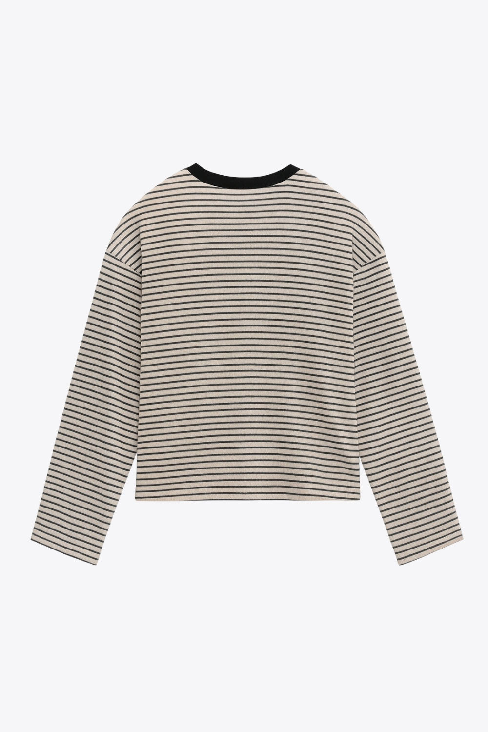 Camiseta de estampado rayas, fit recto, cuello redondo con rib en contraste y manga larga con hombro caído.