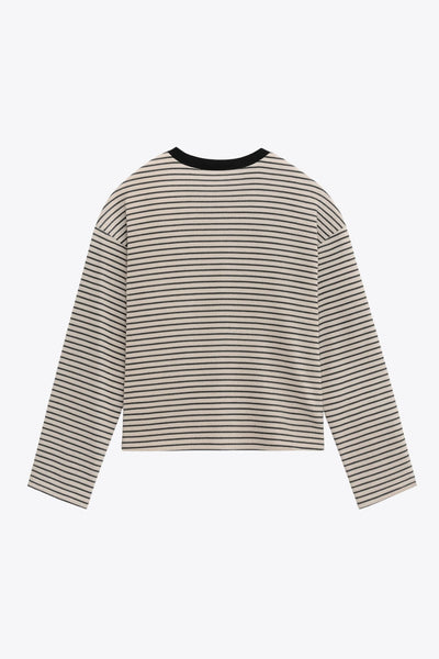 Camiseta de estampado rayas, fit recto, cuello redondo con rib en contraste y manga larga con hombro caído.