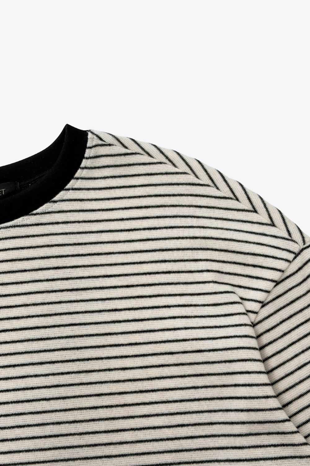 Camiseta de estampado rayas, fit recto, cuello redondo con rib en contraste y manga larga con hombro caído.